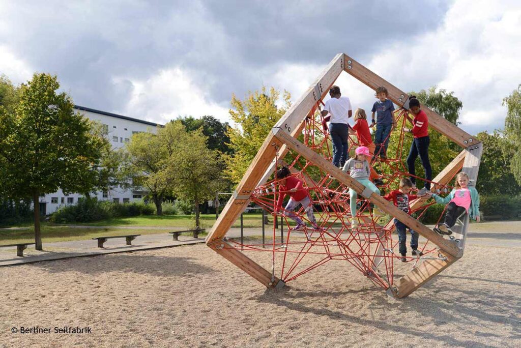 Die Bedeutung großer Kinderspielplätze für die kindliche Entfaltung und Freude 