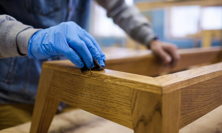 Wie Reparaturen im Holzbereich alte Holzmöbel wieder funktional und schön machen